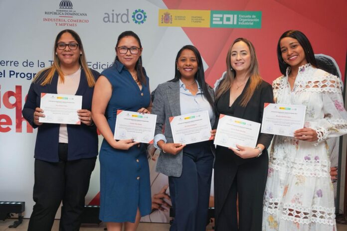 Gobierno y sector privado impulsan liderazgo femenino en la industria dominicana