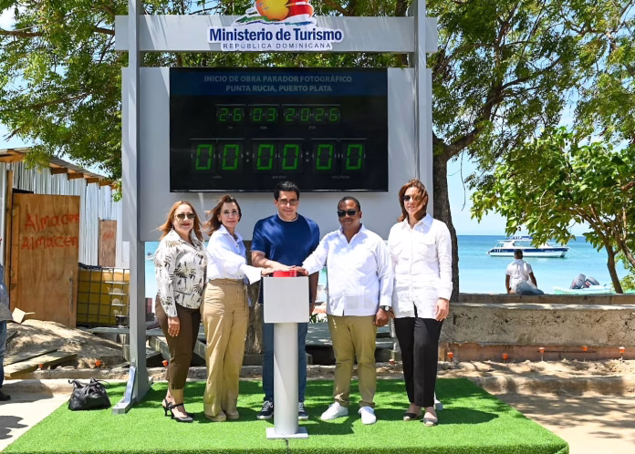 Ministro Collado deja iniciada obra en la playa de Punta Rucia, Puerto Plata