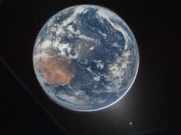 Artemis II: Impactante Imagen de la Tierra desde el Espacio con Auroras Boreales