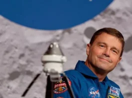 Astronauta de Artemis II no pudo contener las lágrimas al ver la cruz en el cuello de un capellán