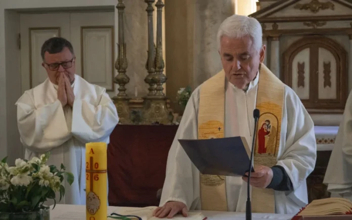 Con Misa y ante el presidente Kast, asume el nuevo capellán del Palacio de La Moneda en Chile