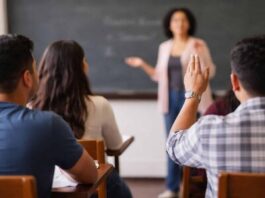 Docentes agotados y mal pagados: así compiten las universidades