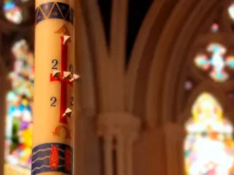 El Profundo Simbolismo del Cirio Pascual en la Tradición Cristiana El Profundo Simbolismo del Cirio Pascual en la Tradición Cristiana