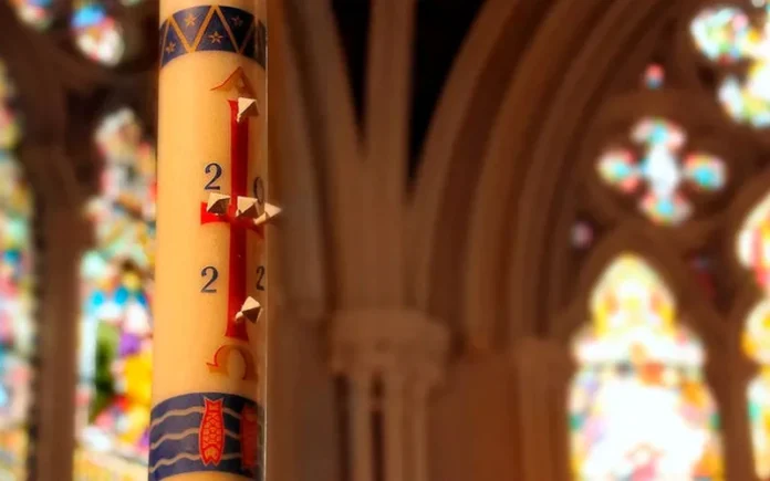 El Profundo Simbolismo del Cirio Pascual en la Tradición Cristiana
