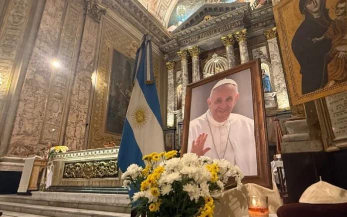 El barrio que vio crecer al Papa Francisco sella un compromiso con su memoria