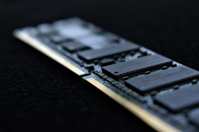 El mundo se va a quedar sin memoria para chips de IA hasta 2027. Y los móviles y los coches ya están pagando el precio