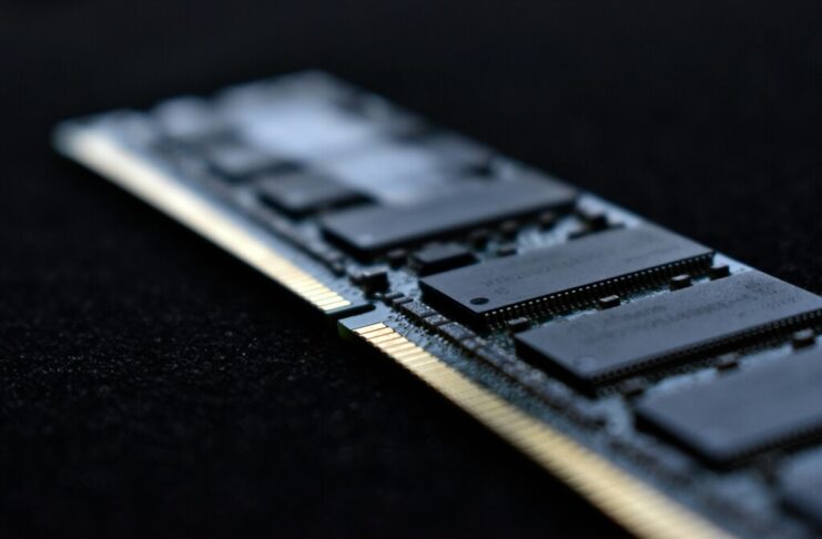 El mundo se va a quedar sin memoria para chips de IA hasta 2027. Y los móviles y los coches ya están pagando el precio