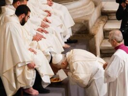El papa León XIV encabeza celebración del Viernes Santo en la basílica vaticana