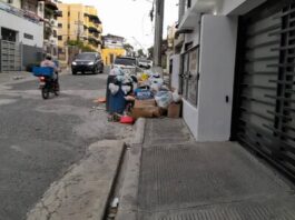 En la calle H de Villa Marina no recogen la basura, pese a las lluvias
