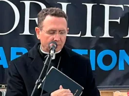 “Ese bebé era yo”: El obispo Cozzens conmueve a una multitud con su historia provida