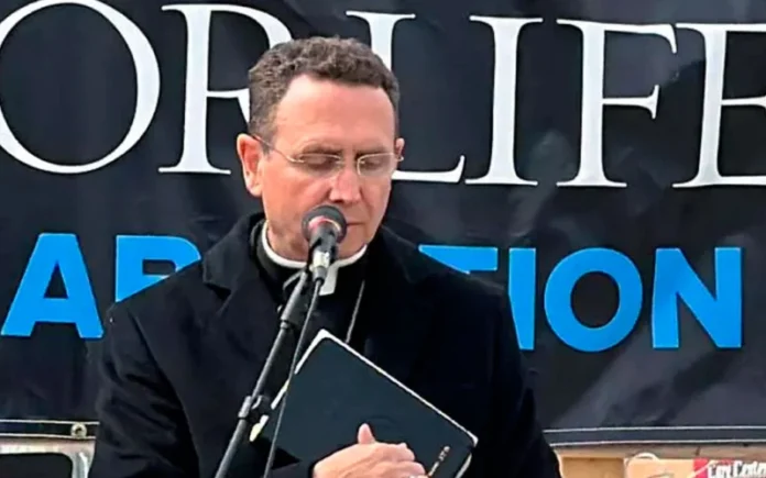 “Ese bebé era yo”: El obispo Cozzens conmueve a una multitud con su historia provida