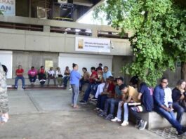 Filas y quejas por lentitud en renovación de cédula en Santiago