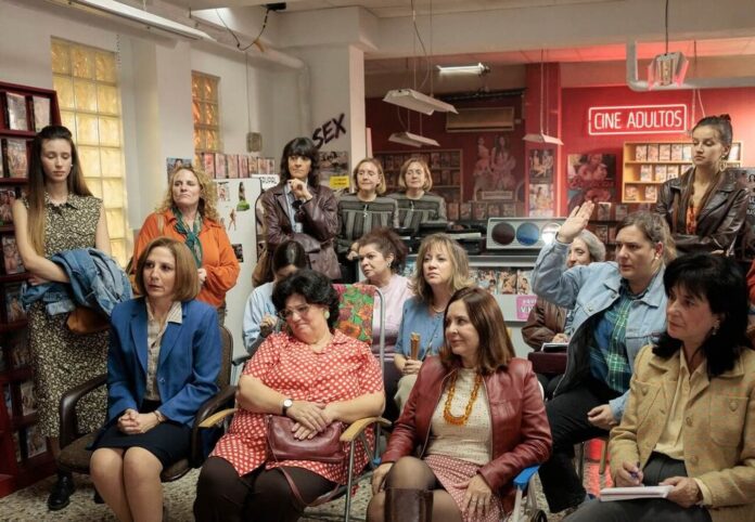 Hoy llega a Prime Video la serie sobre un videoclub porno con la que Amazon quiere establecer su propia 'Machos Alfa'