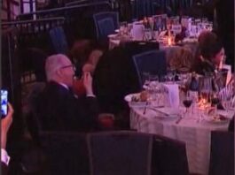 Invitado sigue comiendo durante atentado en cena de corresponsales