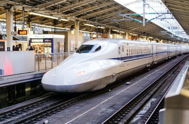 Japón juega en otra liga de trenes: está renovando su tren bala con ventanas con 5G y cabinas con cancelación de ruido