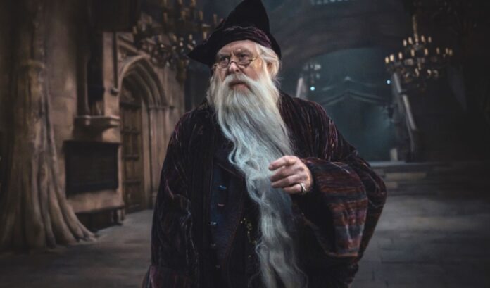 John Lithgow respalda a su Dumbledore a pesar de controversia de J.K. Rowling