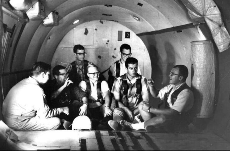 Jugaban a las cartas mientras los investigadores vomitaban: la historia olvidada de los 11 hombres sordos de la NASA