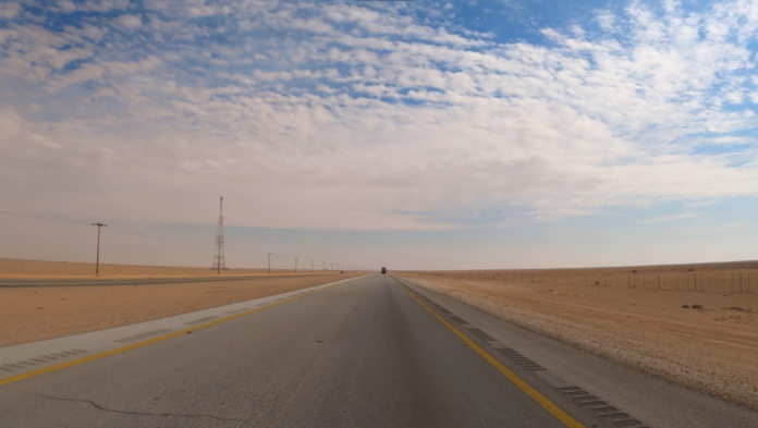 La carretera recta más larga del mundo es todo un reto mental: 240 km sin curvas, en pleno desierto y con tráfico de camiones