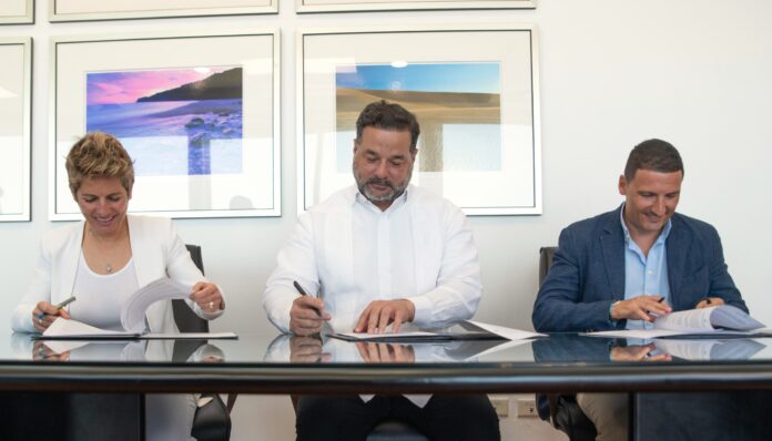 Ministerio de Medio Ambiente firma acuerdo con Iberostar Hotels & Resorts para proteger ecosistemas costeros en el país