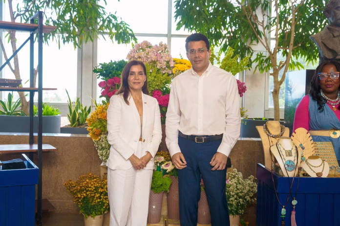 Ministro Collado recibe visita de la embajadora de los Estados Unidos, Leah Campos Ministro Collado recibe visita de la embajadora de los Estados Unidos, Leah Campos