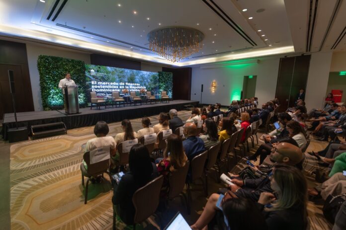 Ministro Paíno Henríquez resalta avances de República Dominicana en adaptación climática en la conferencia Climate Bonds Connect 2026