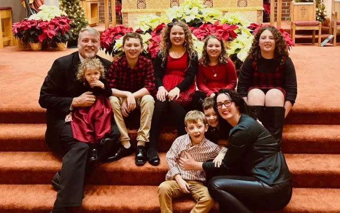 Padre católico cuya casa fue allanada a punta de pistola gana indemnización millonaria del gobierno de EE.UU.