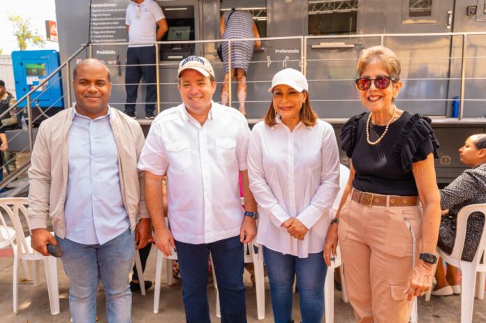 Paliza encabeza entrega de enseres, alimentos y Bono de Emergencia en Villa Montellano
