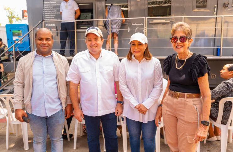 Paliza encabeza entrega de enseres, alimentos y Bono de Emergencia en Villa Montellano