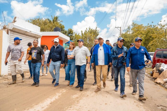 Paliza encabeza jornada social en Villa Montellano; garantiza auxilio a afectados y anuncia obras ante lluvias