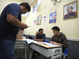 Perú extiende votación al lunes en mesas que no abrieron