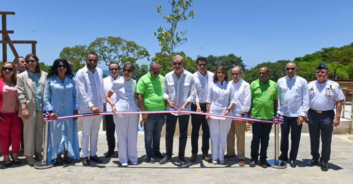 Presidente Abinader y ministro Collado entregan obras de renovación playa Sosúa y su nueva plaza de vendedores
