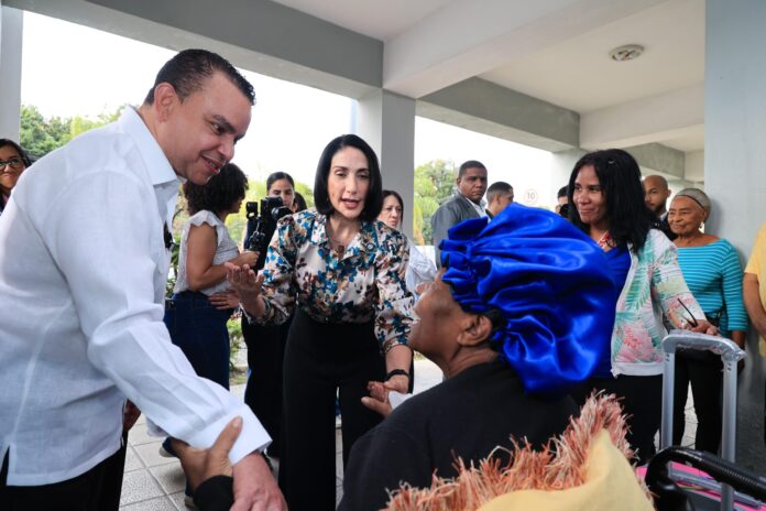 Primera dama y director del SNS realizan visita al INCART