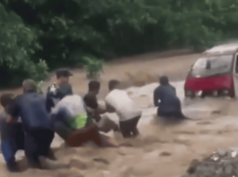 Rescatan vehículo arrastrado por crecida de río en Santiago Rodríguez