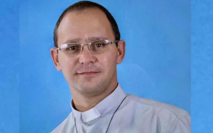Sacerdote cae del techo de su iglesia en Cuba, sufre graves lesiones y es sometido a cirugía