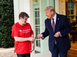 Trump pide y da propina a repartidora de McDonald's en Casa Blanca
