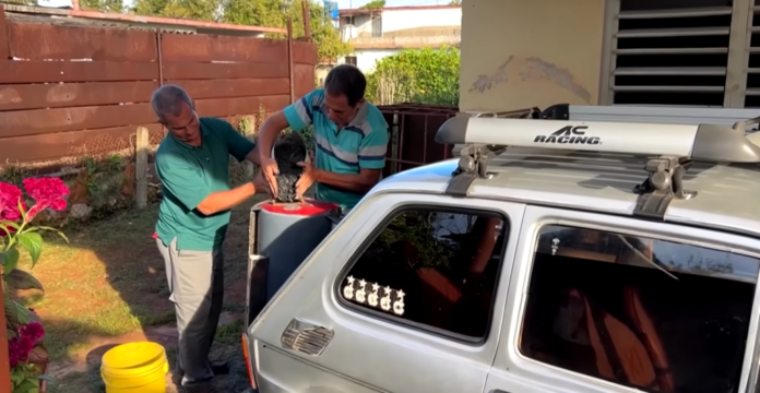 Un mecánico cubano ha convertido su coche para funcionar con carbón vegetal porque la gasolina ya no es una opción