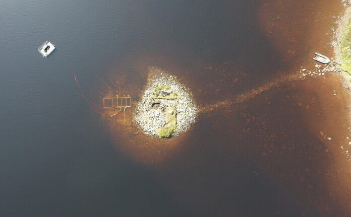 Algo insólito acaba de aparecer en Escocia: una isla artificial con una estructura de madera y piedra más antigua que Stonehenge