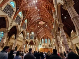 Asistentes a la iglesia escuchan sobre temas políticos y sociales en EE.UU. desde el púlpito, según encuesta