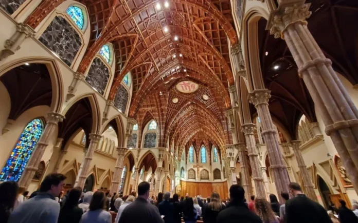 Asistentes a la iglesia escuchan sobre temas políticos y sociales en EE.UU. desde el púlpito, según encuesta