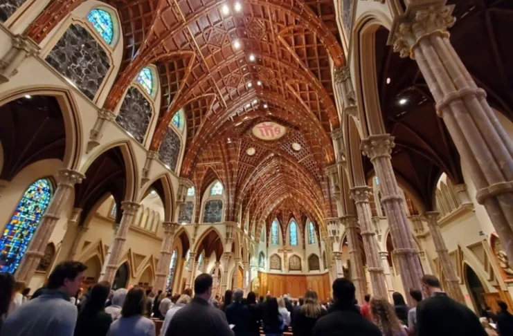 Asistentes a la iglesia escuchan sobre temas políticos y sociales en EE.UU. desde el púlpito, según encuesta