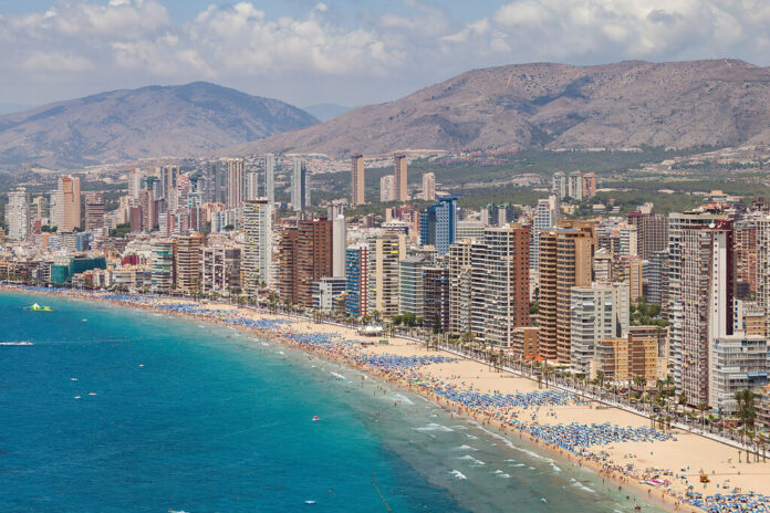 Benidorm triplica su población en verano y no se queda sin agua. El secreto es un milagro de la ingeniería invisible