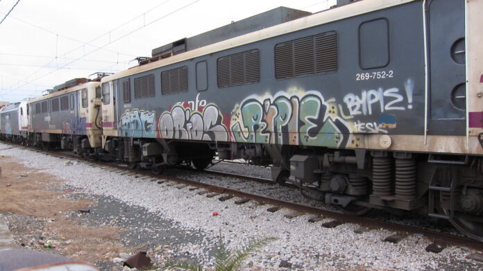 Cada año Renfe, dedica millones y millones de euros a algo que poco tiene que ver con el transporte: limpiar grafitis