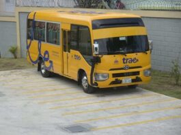 Conductor de transporte escolar es agredido por motoconchistas