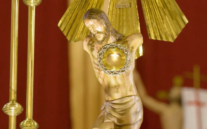 Custodia inspirada en el Cristo Mutilado recuerda a Colombia la necesidad de defender la paz