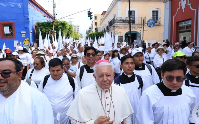 “Dios escucha los gritos de las víctimas”, asegura obispo mexicano en multitudinaria caminata por la paz