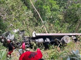 Dos muertos al caer camión por precipicio en Jarabacoa