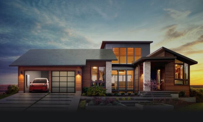 El techo solar de Tesla iba a revolucionar este segmento. Diez años después pivota para fabricar paneles solares de toda la vida