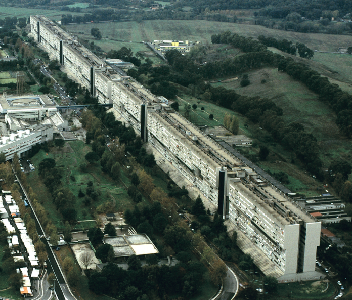 En 1972 Italia quiso meter una ciudad entera en un edificio de un kilómetro. Medio siglo después sigue pagando las consecuencias