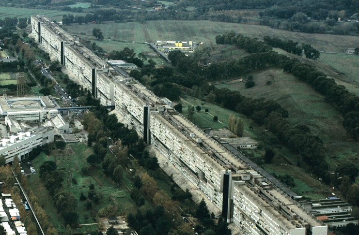 En 1972 Italia quiso meter una ciudad entera en un edificio de un kilómetro. Medio siglo después sigue pagando las consecuencias