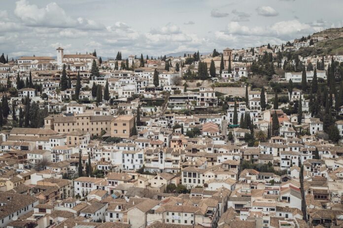 En su expansión imparable por España, el turismo masivo se está cobrando una nueva víctima: el Albaicín de Granada